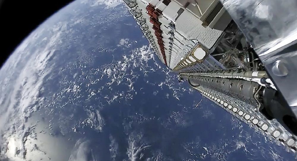 Астрономы бьют тревогу из-за "парада" спутников Илона Маска.