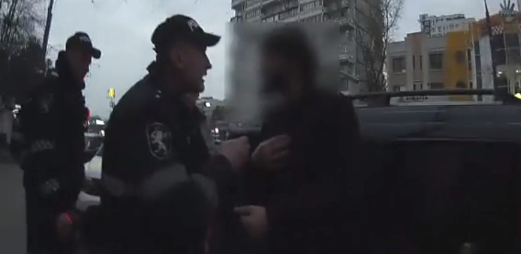 Полицейские задержали нарушителей общественного порядка.