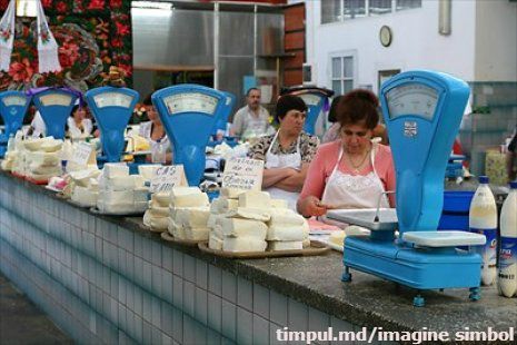 Produse pentru masa de Paşti, comercializate în condiţii insalubre. Foto: timpul.md