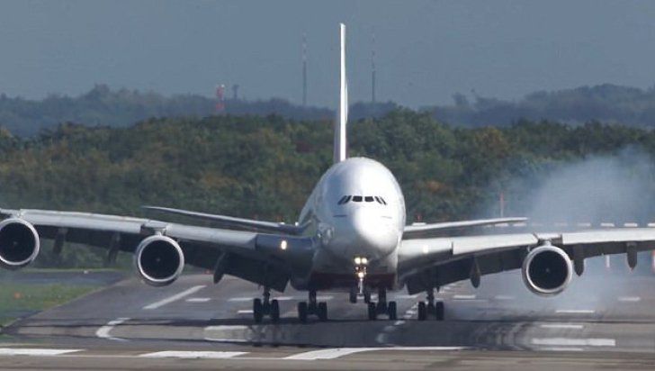 Un avion uriaș, care aparține Emirates, a aterizat în condiții de vreme extremă pe aerportul din Düsseldorf.