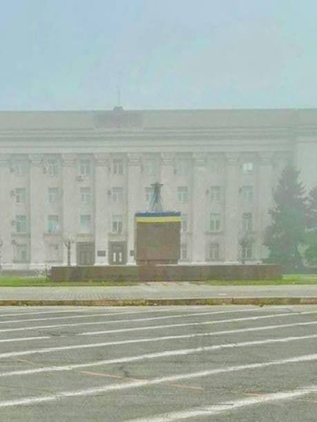 Перед зданием Херсонской областной администрации появился флаг Украины.