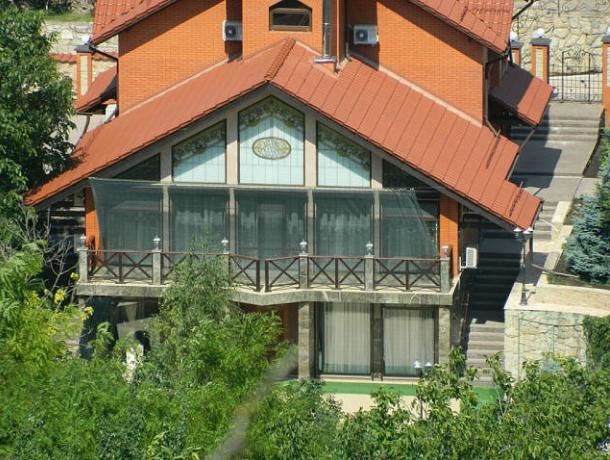 Шевчук владел огромным поместьем, озером и винным погребом.