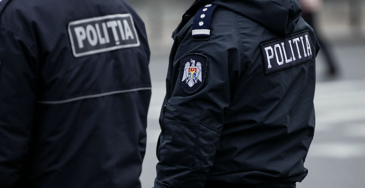 Un bărbat, condamnat după ce a smuls camera de pe uniforma unei polițiste în plină intervenție.