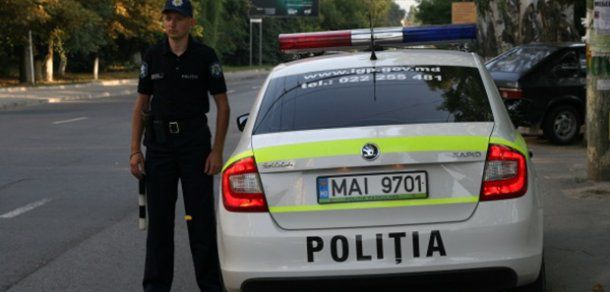 Polițiștii moldoveni au primit o dispoziție să ridice mâna la chipiu cum văd gonind pe drum mașina și escorta lui Șevciuk. Foto: protv.md