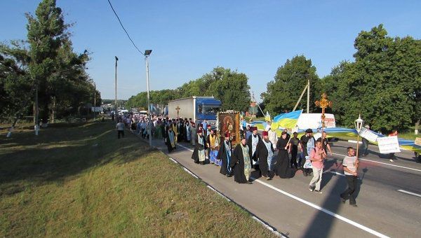 Радикалы Украины перекрыли трассу для блокировки Крестного хода.