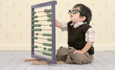 Copiii provenind din familii în ale căror biblioteci sunt cel puțin 500 de cărți au rezultate semnificativ mai bune la școală. Foto: fundatiadanvoiculescu.ro
