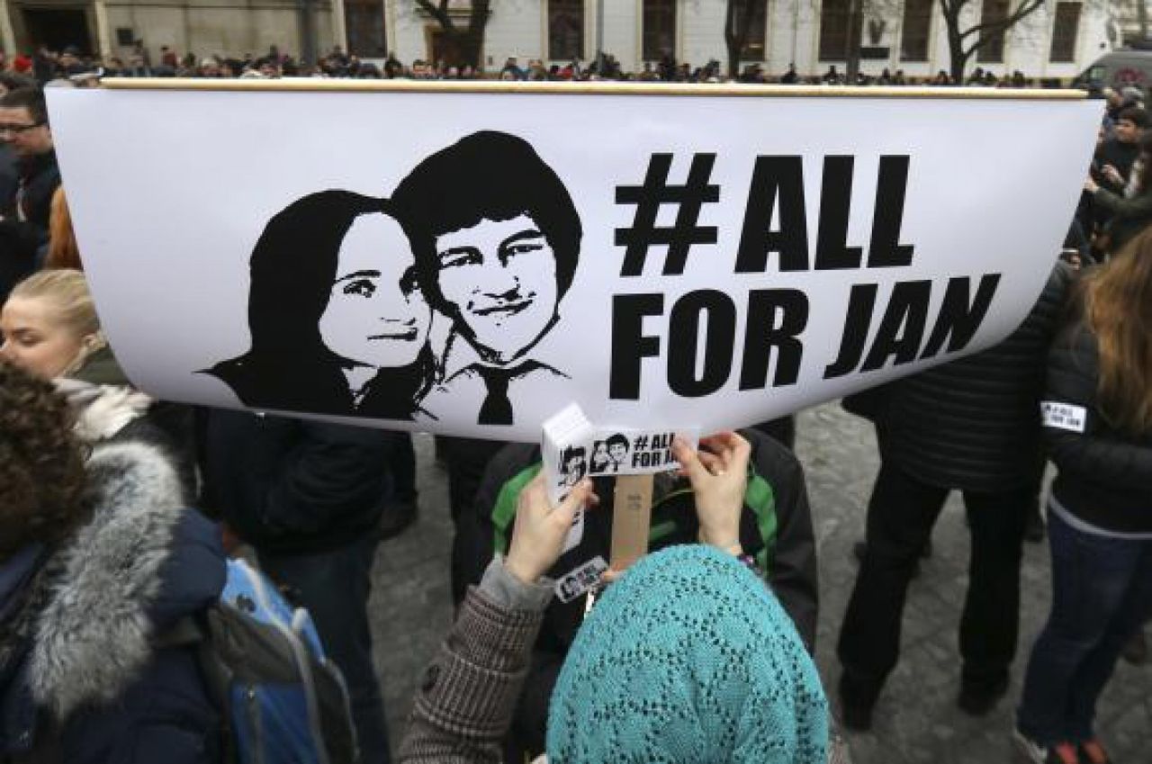 Mii de oameni au protestat în Bratislava, după asasinarea unui jurnalist