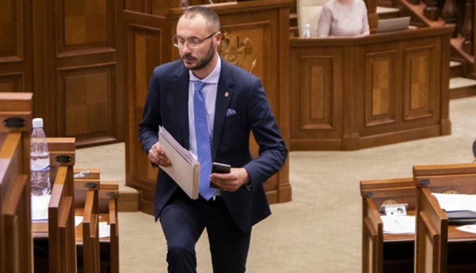 Вотум недоверия министру юстиции Серджиу Литвиненко был отклонен.