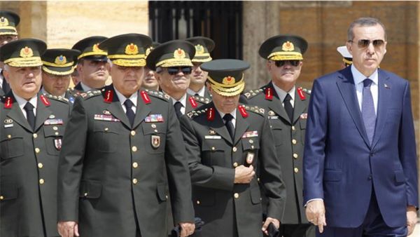 Erdogan se proclamă sultan peste armată și serviciile secrete turcești.