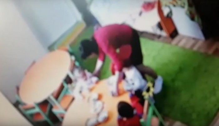 O mamă acuză educatoarea că i-a lovit fetița. Foto: captura video 