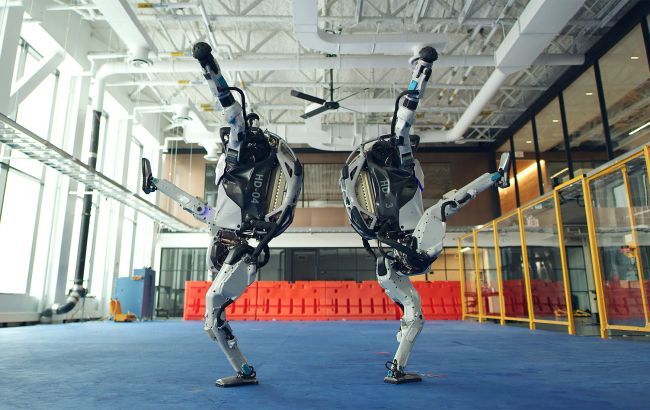 Boston Dynamics показала, как ее роботы занимаются гимнастикой.