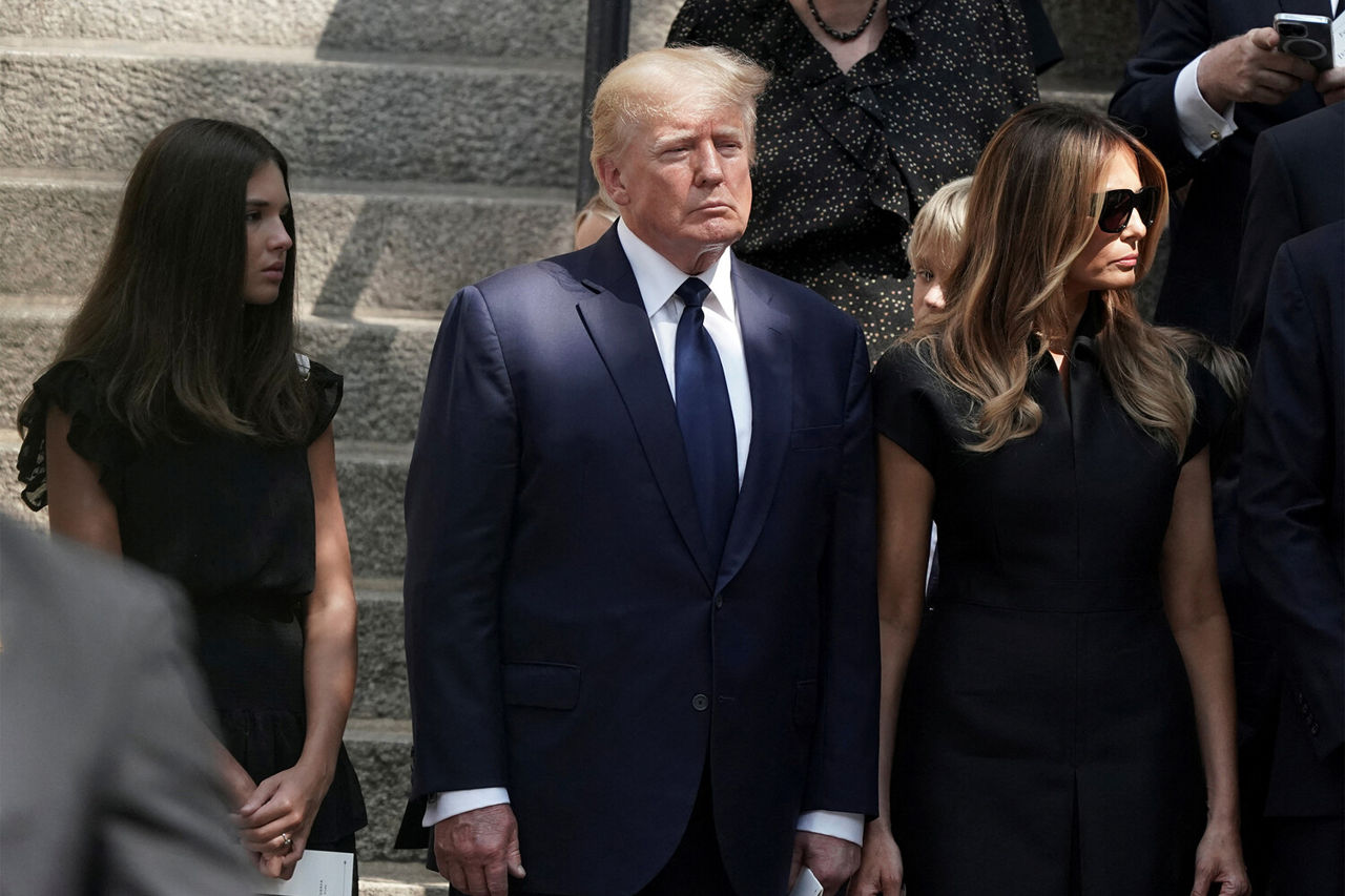 Дональд и Меланья Трамп простились с бывшей женой экс-президента США Иваной.