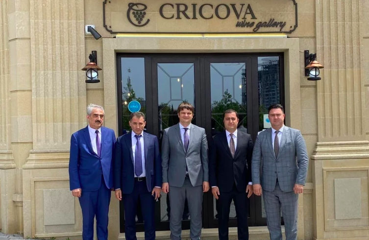 Спыну посетил магазин Cricova в Баку.