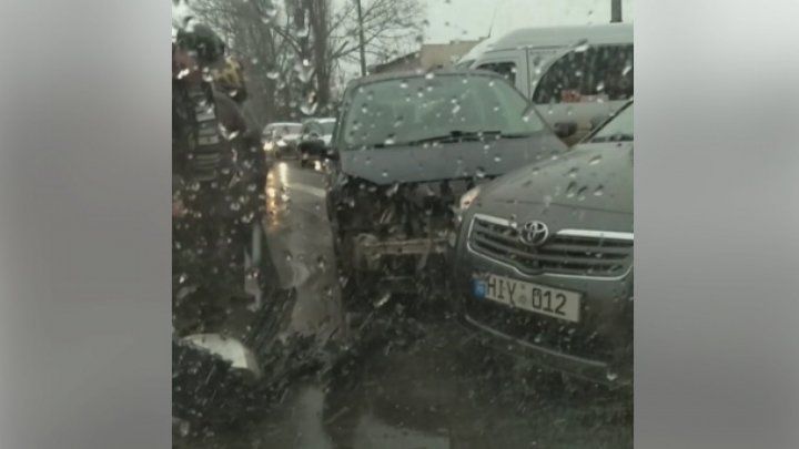 В центре столицы столкнулись два автомобиля.