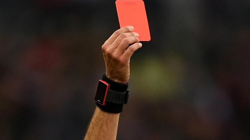 Un arbitru a murit după ce a acordat un cartonaș roșu. 