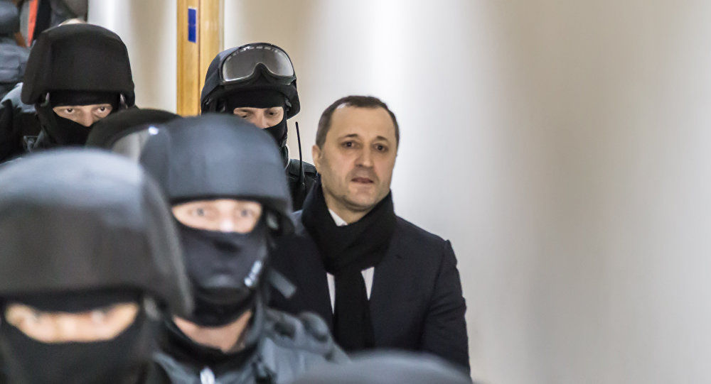 Поддержать экс-премьера пришли два депутата – члена ЛДПМ.