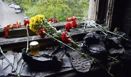 Многие задохнулись или погибли от ожогов, некоторые выпрыгнули из окон и разбились.