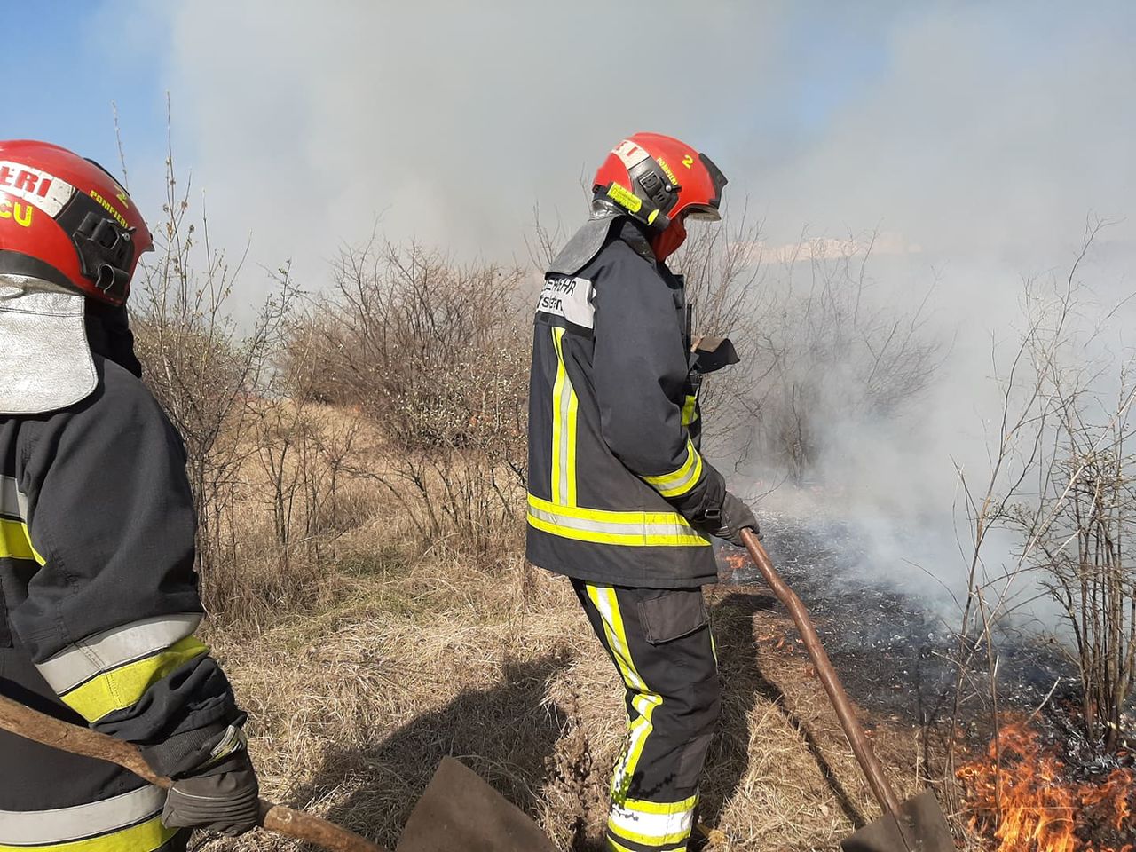 Пожарные продолжают бороться с возгораниями сухой растительности/