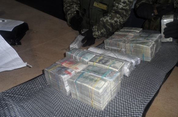 Украинец спрятал валюту в подкрылках своего автомобиля.