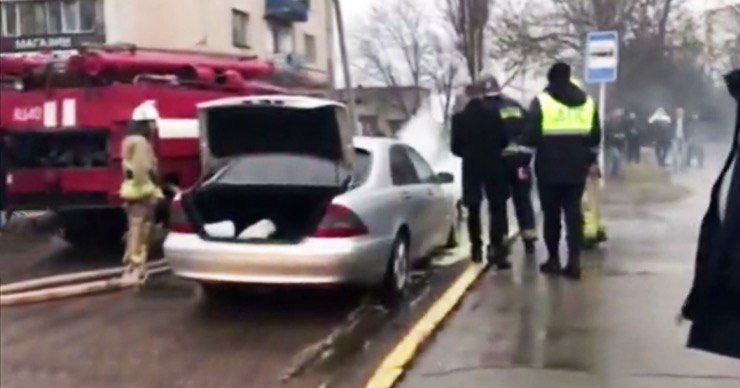 В Бендерах загорелся автомобиль, едва выехав из автосервиса.