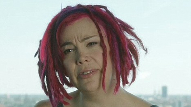 Larry Wachowski, în vârstă de 47 de ani, urmează o terapie hormonală în vederea schimbării sexului