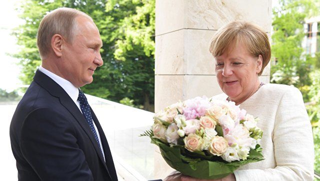 Путин подарил канцлеру Германии Ангеле Меркель букет цветов.