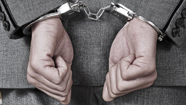 Четверо милиционеров с левого берега Днестра надели на мужчину и женщину наручники.