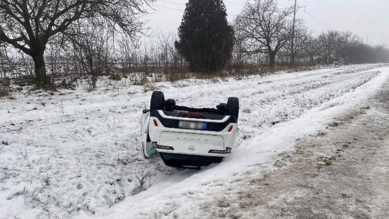 O mașină s-a răsturnat lângă Gura Căinarului după ce a derapat pe un sector de drum acoperit cu polei.