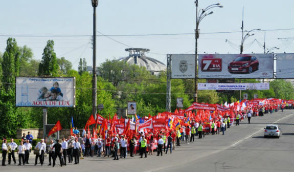 Жители Молдовы отмечают Первомай маршем по Кишиневу.