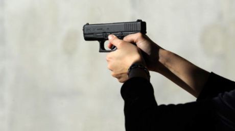 Trei persoane au fost împuşcate joi noaptea în principalul campus al Universităţii de stat din Tennessee.