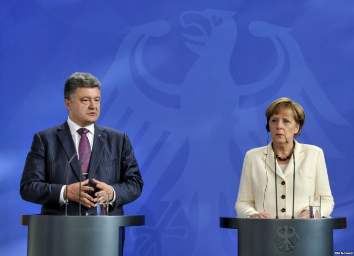 Poroşenko a anunţat-o pe Merkel că are programate pe marginea subiectului discuţii telefonice cu Van Rompuy şi Juncker.