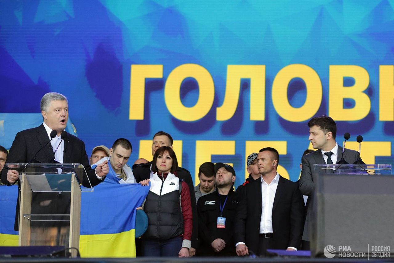 Порошенко потребовал Зеленского объяснить слова о повстанцах в Донбассе.