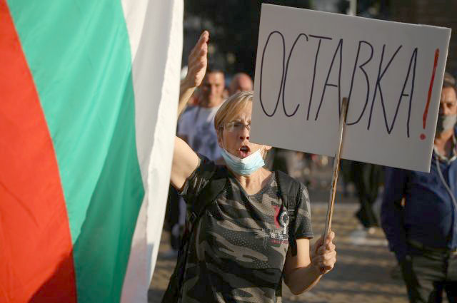 В Болгарии продолжаются многотысячные митинги с требованием отставки правительства страны.