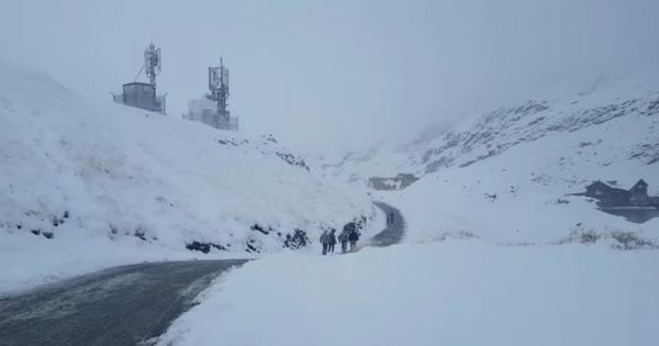 В Румынии 40 человек оказались заблокированными в отеле.