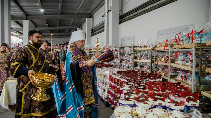 Митрополит Владимир посетил хлебокомбинат и освятил праздничные куличи.