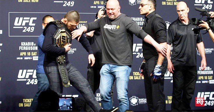 Нурмагомедов пнул чемпионский пояс Фергюсона.