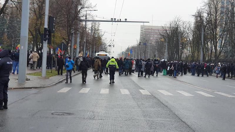 Общественный транспорт перенаправлен из-за протестов в центре столицы.