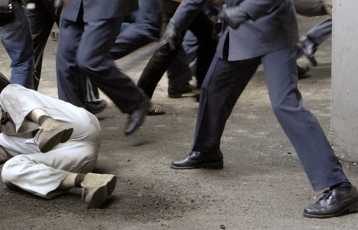 Un barbat din Chisinau a fost batut mar in plina zi in fata unui bloc de locuit. Incidentul s-a intamplat in sectorul centru al capitalei.