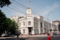 Edilul a amintit că Primăria de Chişinău a stabilit suma venitului mediu