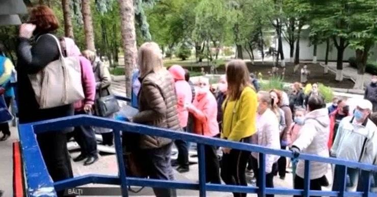 У поликлиники в Бельцах ежедневно образуются длинные очереди.