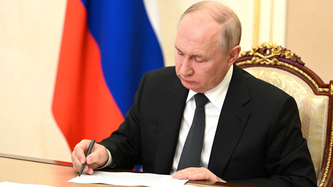 Путин подписал закон о блокировке средств иностранцев, попавших под российские санкции.