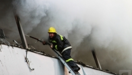 Pompierii urmează să stabilească ce anume a provocat incendiul.