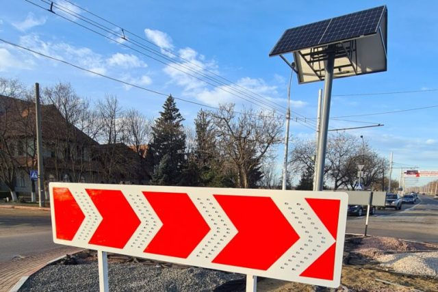 В Приднестровье начали ставить дорожные знаки на солнечных батареях.