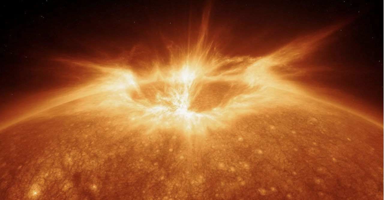 На Солнце произошла сильная вспышка.