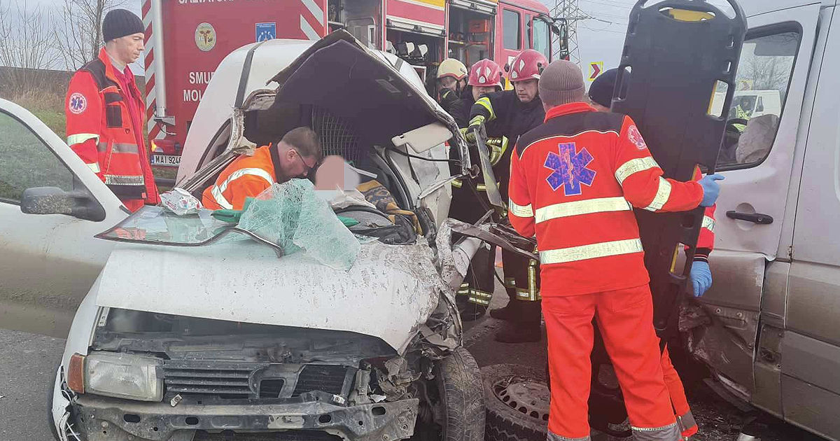 Accident la Bălți: Un bărbat a rămas blocat într-o mașină avariată.