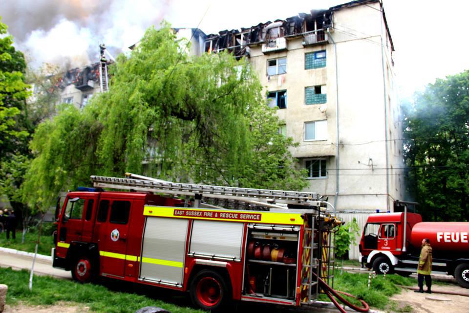 Precizăm că 28 de apartamente, de la etajul şase al unui bloc de locuit de pe strada Independenţei au fost mistuite ieri de flăcări.