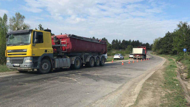 Инспекторы ANTA составили три протокола и наложили штрафы на водителей, которые не соблюдают дорожные знаки, расположенным у въезда в населенный пункт. Фото: bani.md.