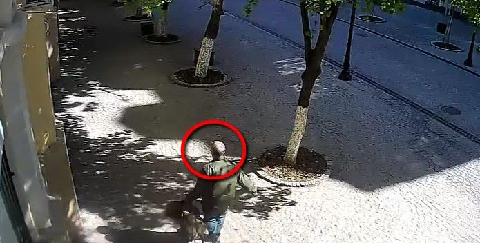 Un bărbat din Ialoveni a furat o geantă din scuarul Catedralei din capitală, dar a fost surprins de camerele de supraveghere.