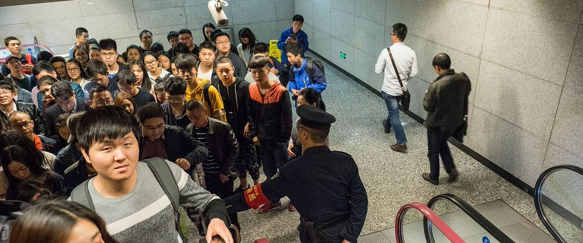 Пассажирам пекинского метро снизят социальный рейтинг за хамство.