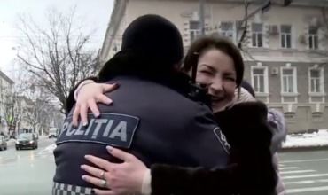 Ziua Internaţională a Îmbrăţişărilor: Oamenii s-au strâns în braţe. Foto: captură video